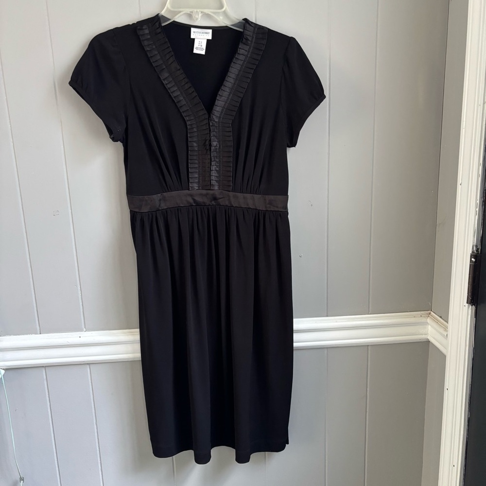 Motherhood Maternity Black Short Sleeve V-Neck Dress. Size Small. Pre-Owned EUC